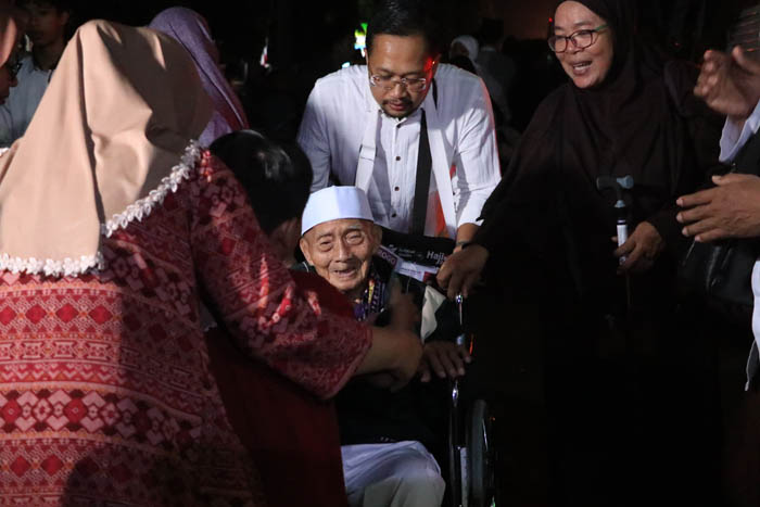 MABRUR: Hardjo Mislan, jemaah haji Ponorogo tertua di Indonesia disambut haru para keluarga yang datang menjemput Kamis (27/6) lalu.