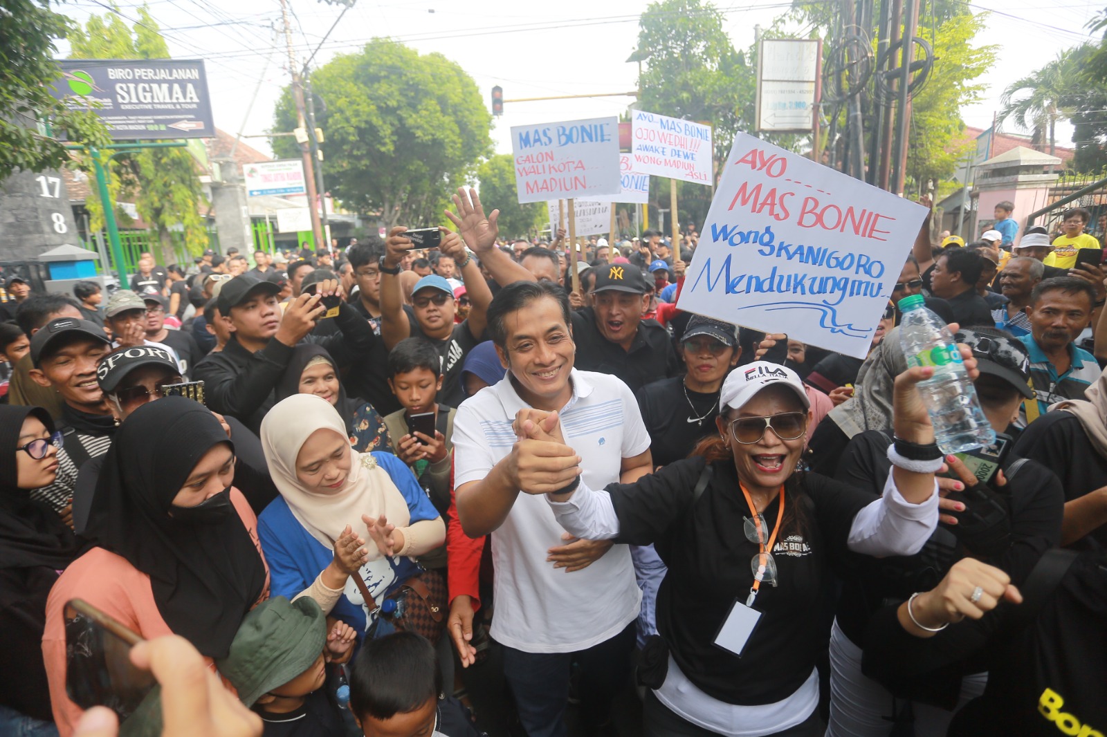 DIDORONG MACUNG: Bonie Laksmana menemui massa yang mendatangi rumahnya di Jalan Salak kemarin (30/6). (BAGAS BIMANTARA/JAWA POS RADAR MADIUN)