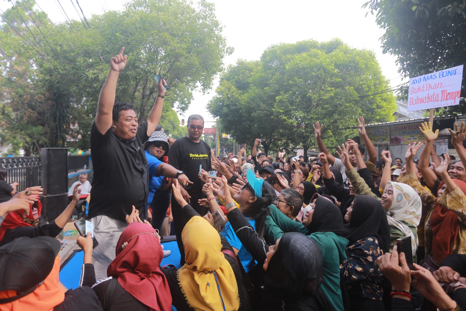 KENA DEH: Slamet Hariyadi ikut nongol dalam gerakan warga desak Bonie Laksmana maju sebagai bacawali di Jalan Salak kemarin (30/6). (BAGAS BIMANTARA/JAWA POS RADAR MADIUN)