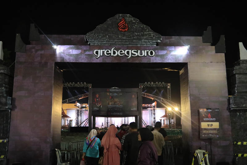 PUSAT KERAMAIAN: Ribuan masyarakat menyaksikan FNRP dan FRR di Alun-alun Ponorogo selama perayaan Grebeg Suro berlangsung.