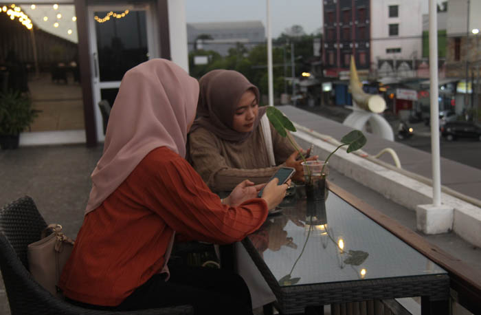 ASOY: Pengunjung menikmati senja di kafe Sewelas Rolas yang berada di rooftop Mal Pelayanan Publik Ngawi.&nbsp;