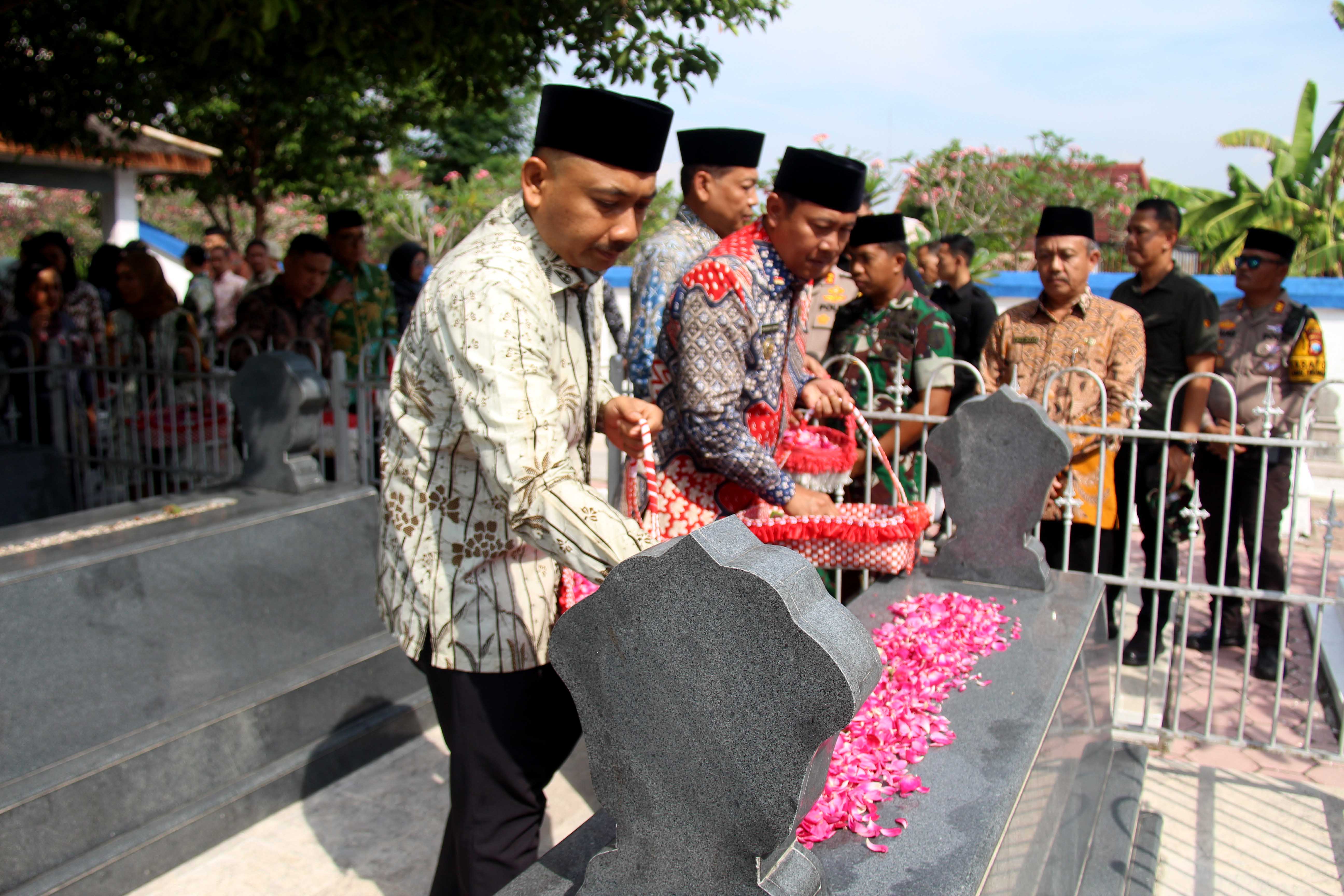 RANGKAIAN HARI JADI: Bupati Ony Anwar Harsono dan Wabup Dwi Rianto Jatmiko bersama rombongan Forkopimda dan pejabat lingkup Pemkab Ngawi ziarah ke makam leluhur, Senin (1/7).