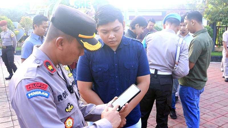 RAZIA: Handphone anggota Polres Ngawi diperiksa untuk memastikan tidak ada yang bermain judi online.