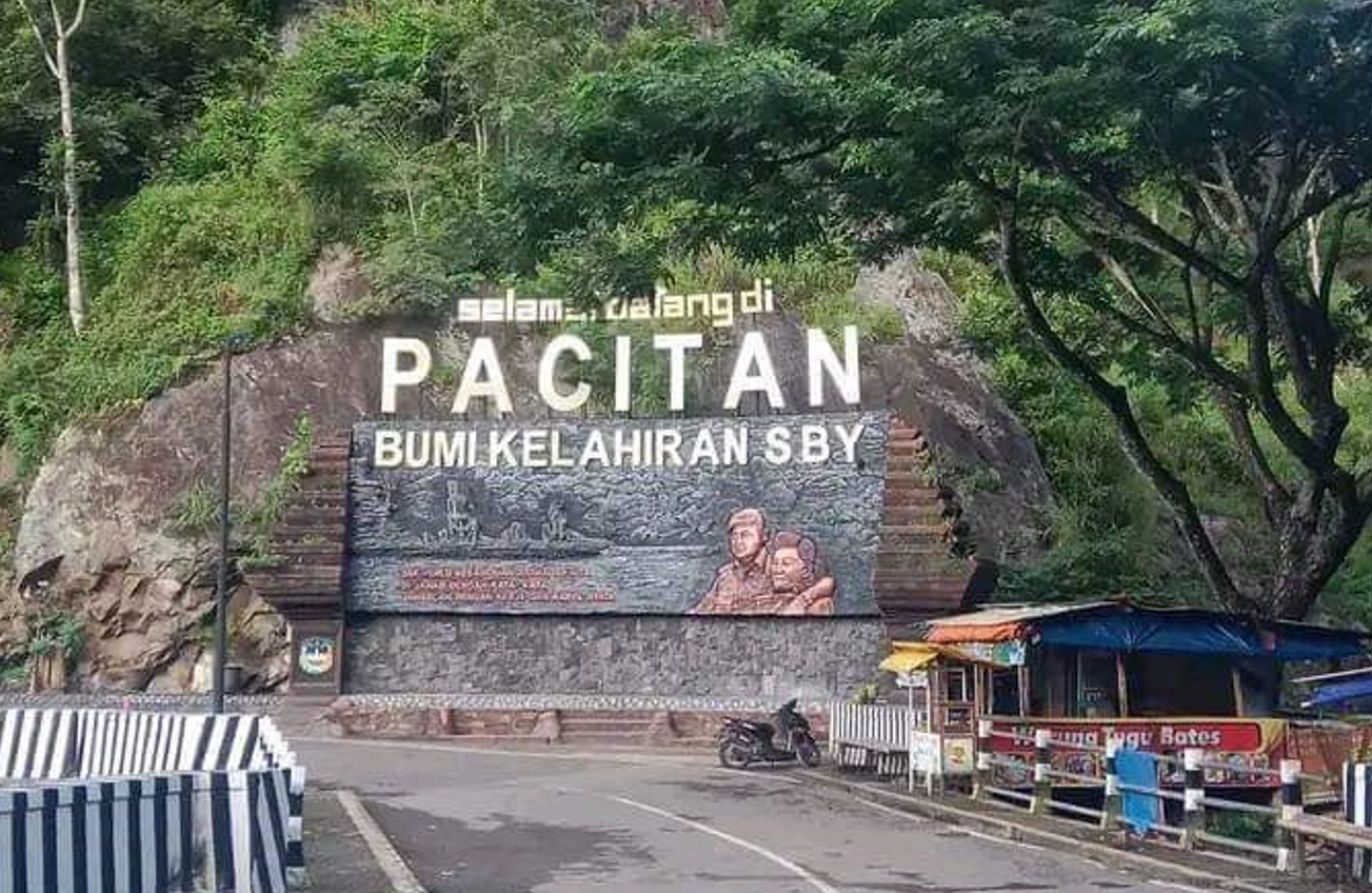 KEKHASAN: Bangunan yang menandai perbatasan antara Pacitan-Ponorogo di Tegalombo yang menggambarkan Pacitan sebagai bumi kelahiran Presiden Ke-6 RI Susilo Bambang Yudhoyono.&nbsp;(NUR CAHYONO/RADAR MADIUN)