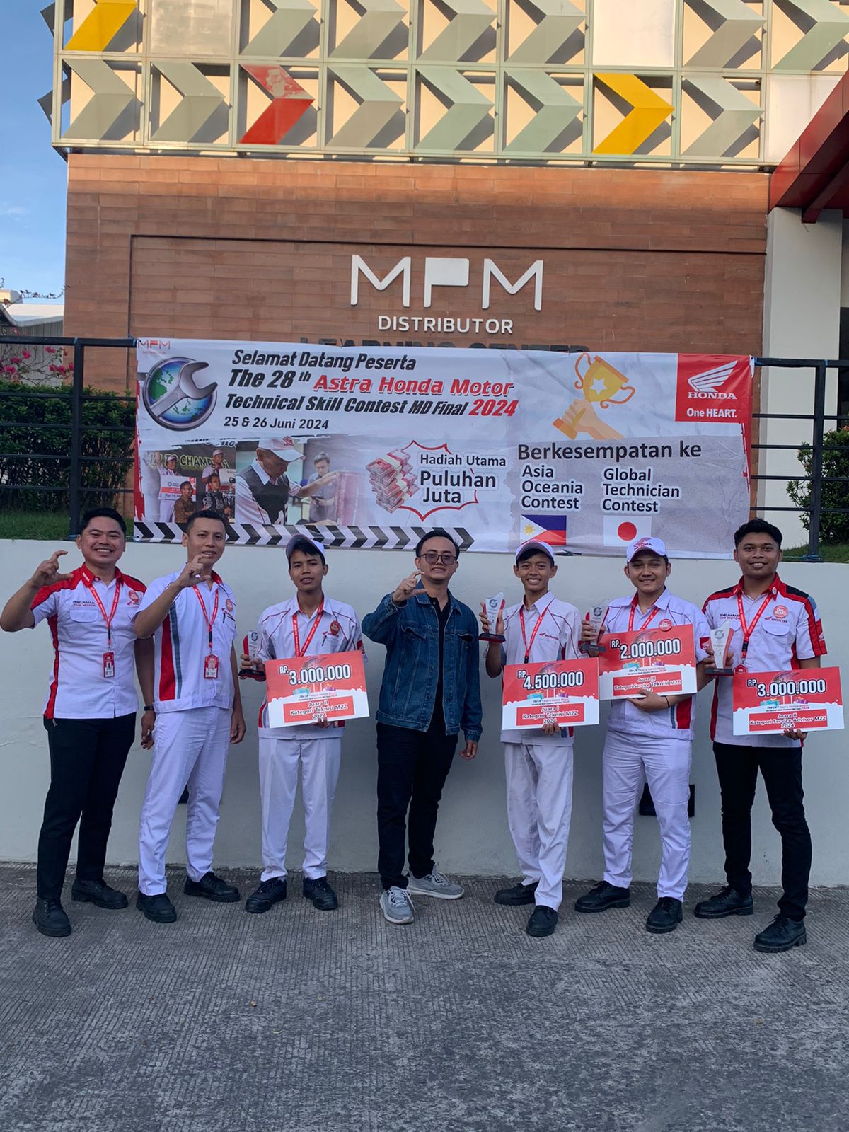 BERPRESTASI: Deputy Chief Operating Officer AHASS CUN Motor Group Wawan Widiawan bersama para pemenang&nbsp;Astra Honda Motor Technical Skill Contest (AHM-8TSC) Final Main Dealer 2024. (CUN MOTOR)