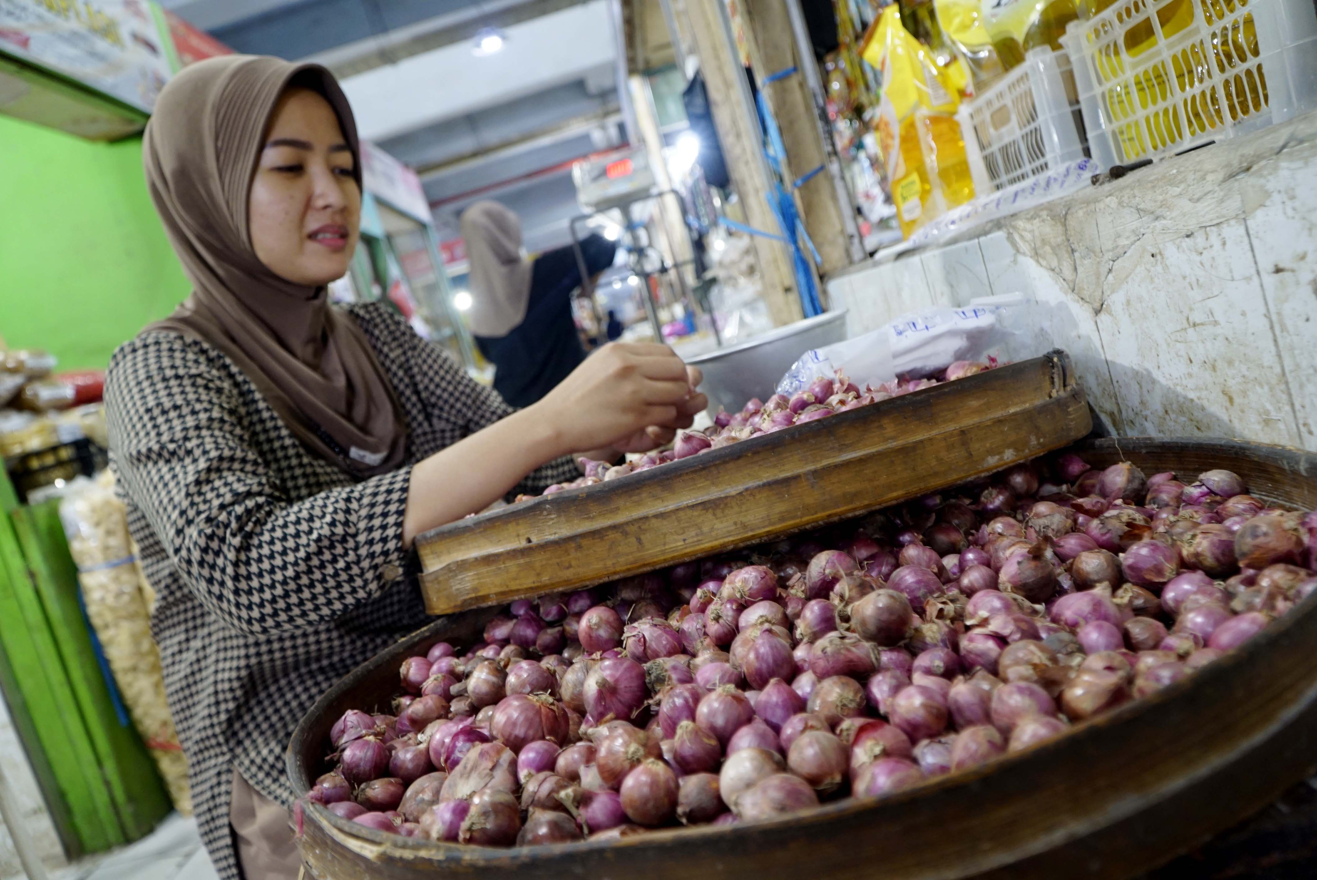 BAHAN POKOK: Bawang merah menjadi komoditas yang mempengaruhi deflasi pada bulan Juni. (BAGAS BIMANTARA/RADAR MADIUN)