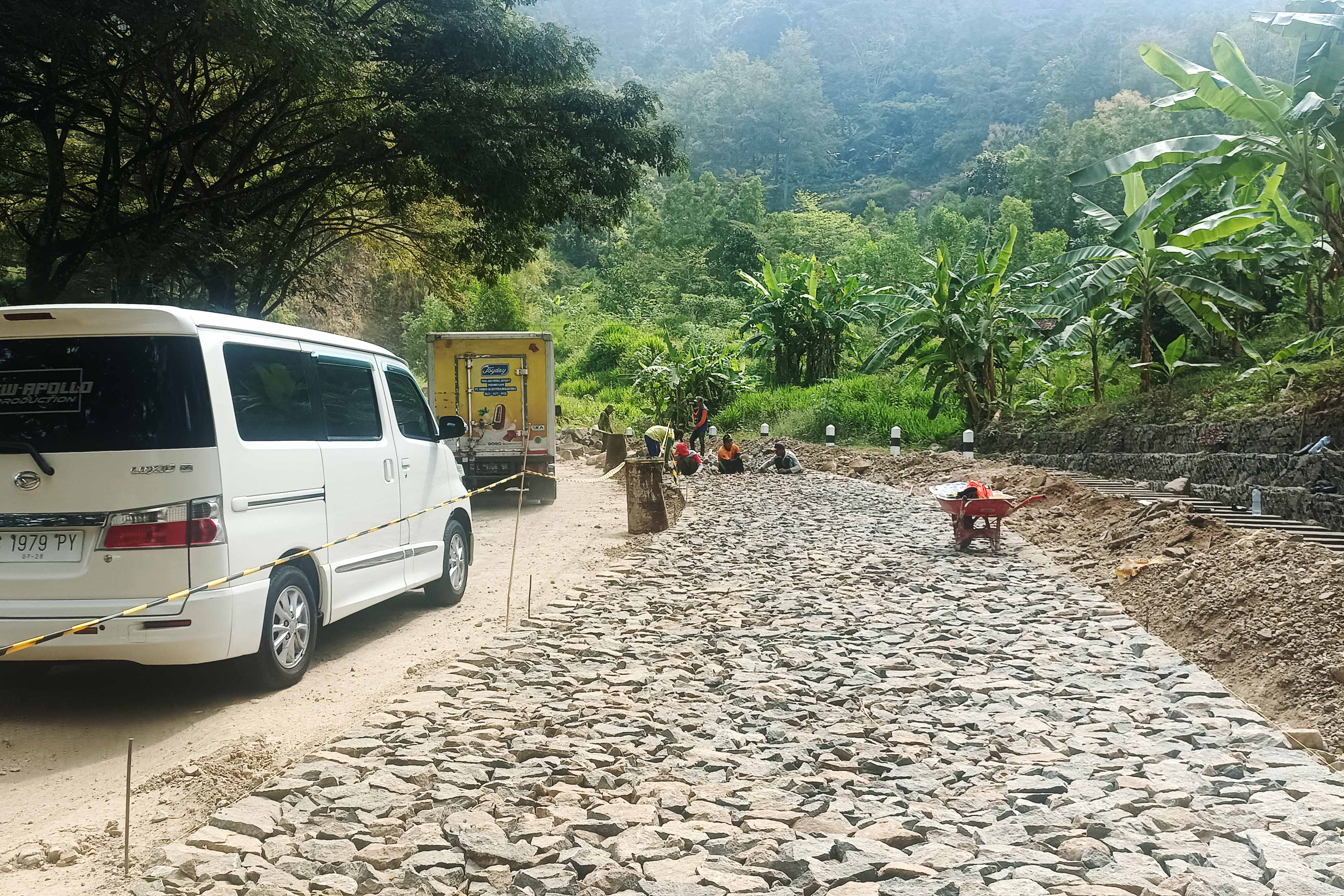 MENAHUN: Jalan provinsi Ponorogo-Pacitan ruas Desa Wates, Kecamatan Slahung, Kabupaten Ponorogo, mulai diperbaiki pihak DPU Bina Marga Jatim, setelah bertahun-tahun rusak.&nbsp;(NUR CAHYONO/RADAR PACITAN)
