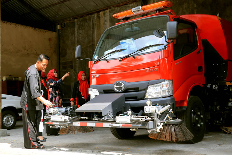 OTOMATIS: DLH Ponorogo mendatangkan truk penyapu jalanan menggantikan pekerjaan manual.