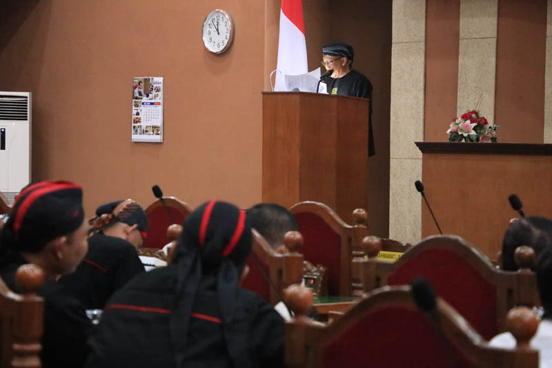 DIGEDOK: Bupati Ponorogo Sugiri Sancoko membacakan nota kesepakatan saat rapat paripurna penetapan raperda KTR di DPRD, Senin (1/7).
