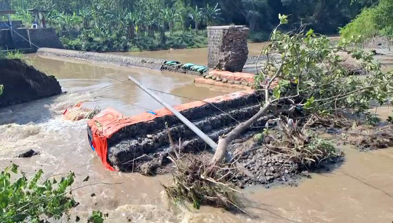 RUSAK: Kondisi tanggul Dam Sungai Ketonggo di Desa Kedungputri, Kecamatan Paron, Ngawi, yang jebol beberapa waktu lalu.