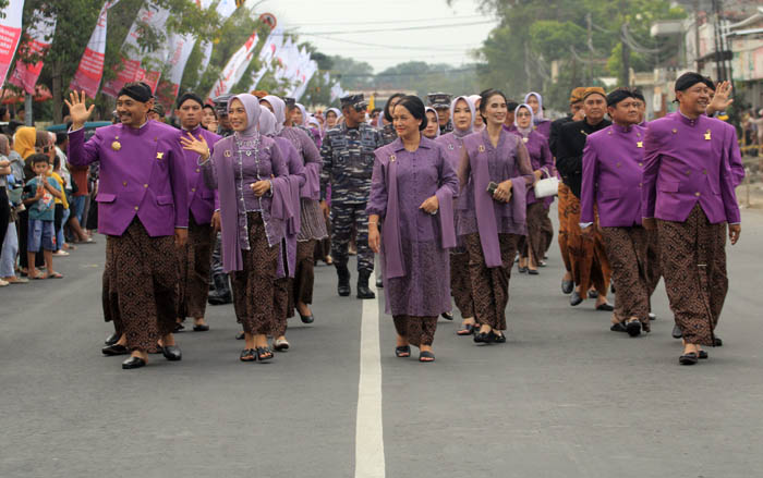 SAPA WARGA : Bupati Ony Anwar Harsono dan Wakil Bupati Dwi Rianto Jatmiko berjalan kaki mengikuti kirab pusaka peringatan Hari Jadi ke-666 Ngawi.