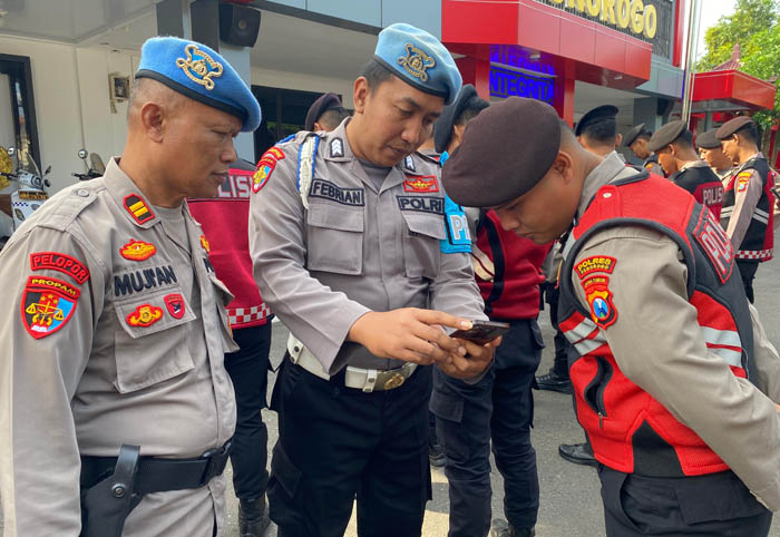 CEK APLIKASI : Antisipasi judi online, personel Propam memeriksa handphone seluruh anggota Polres Ponorogo, Selasa (2/7).