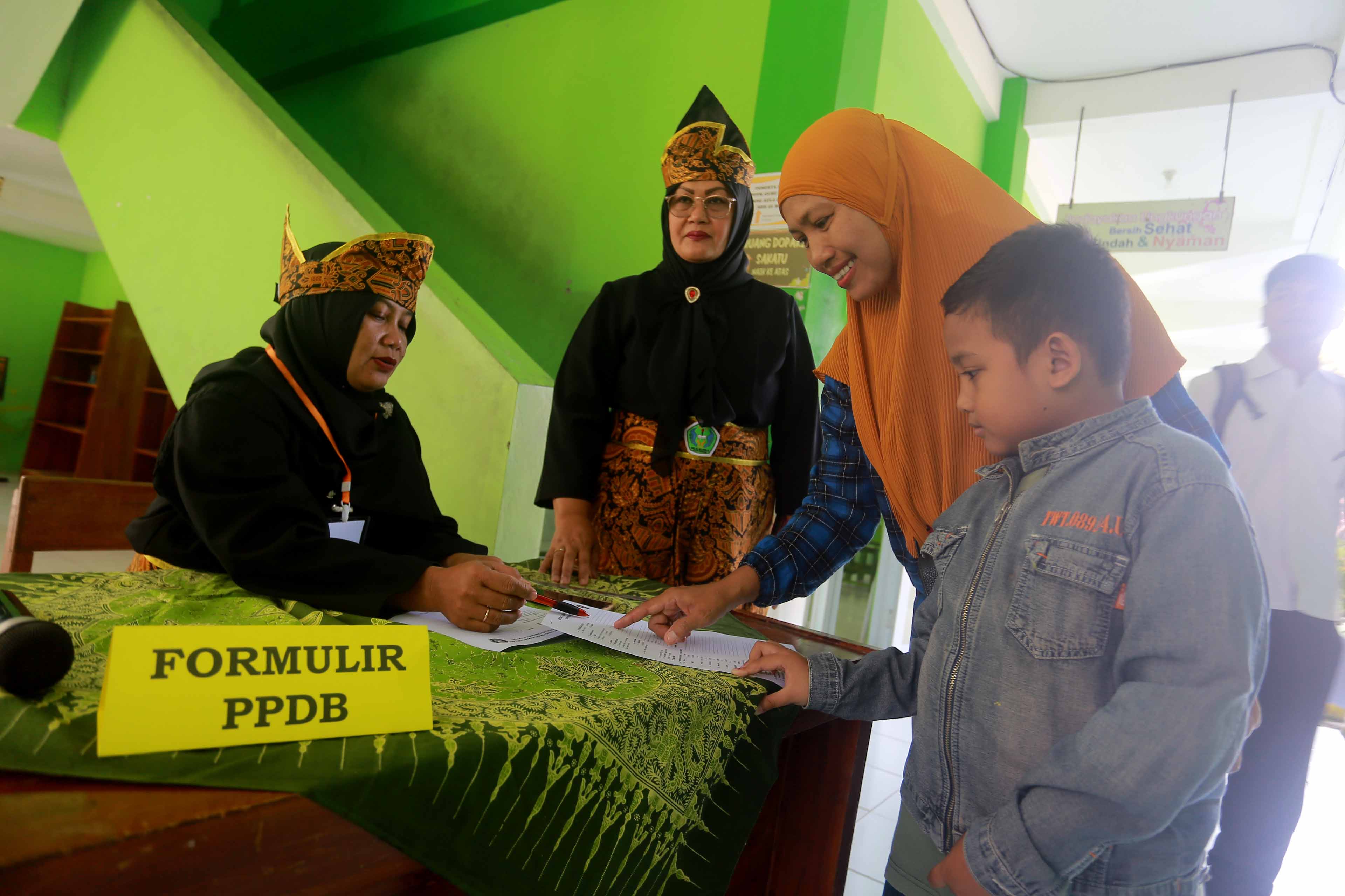 ILUSTRASI: Calon siswa dan walinya mendaftar PPDB di salah satu sekolah di Kota Madiun. (BAGAS BIMANTARA/RADAR MADIUN)