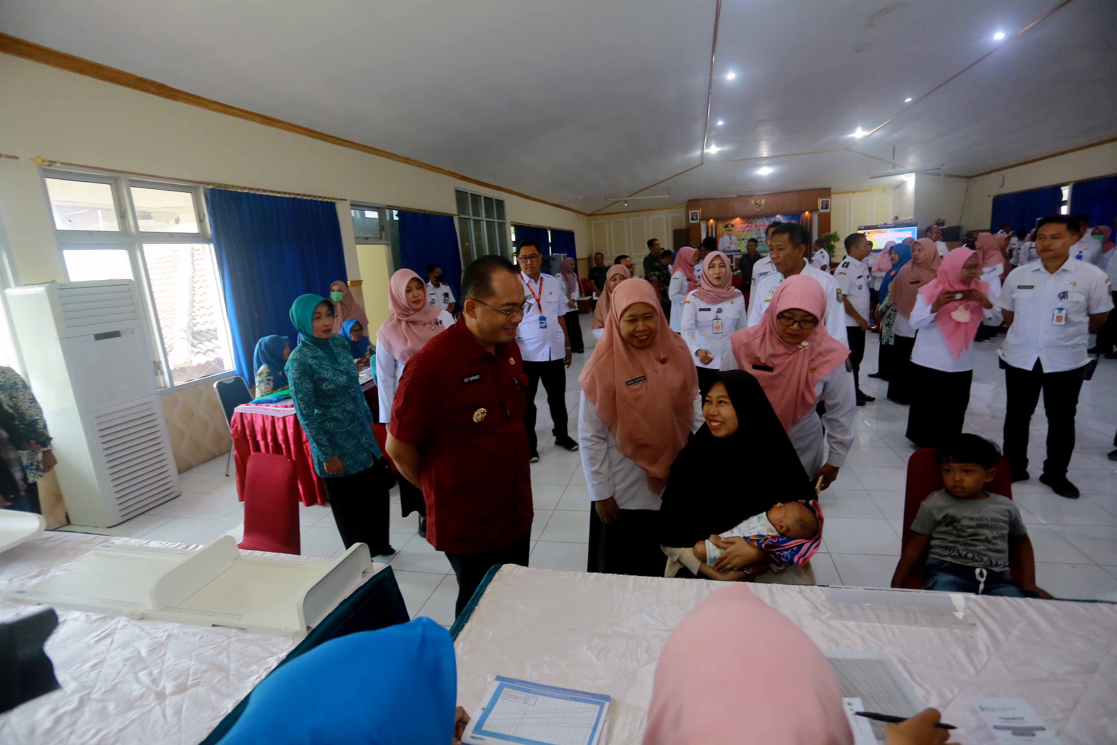 MENUJU ZERO STUNTING: Pj. Wali Kota Madiun Eddy Supriyanto saat me-launching Posyandu ILP di kantor Kecamatan Manguharjo, kemarin (3/7). (BAGAS BIMANTARA/JAWA POS RADAR MADIUN)
