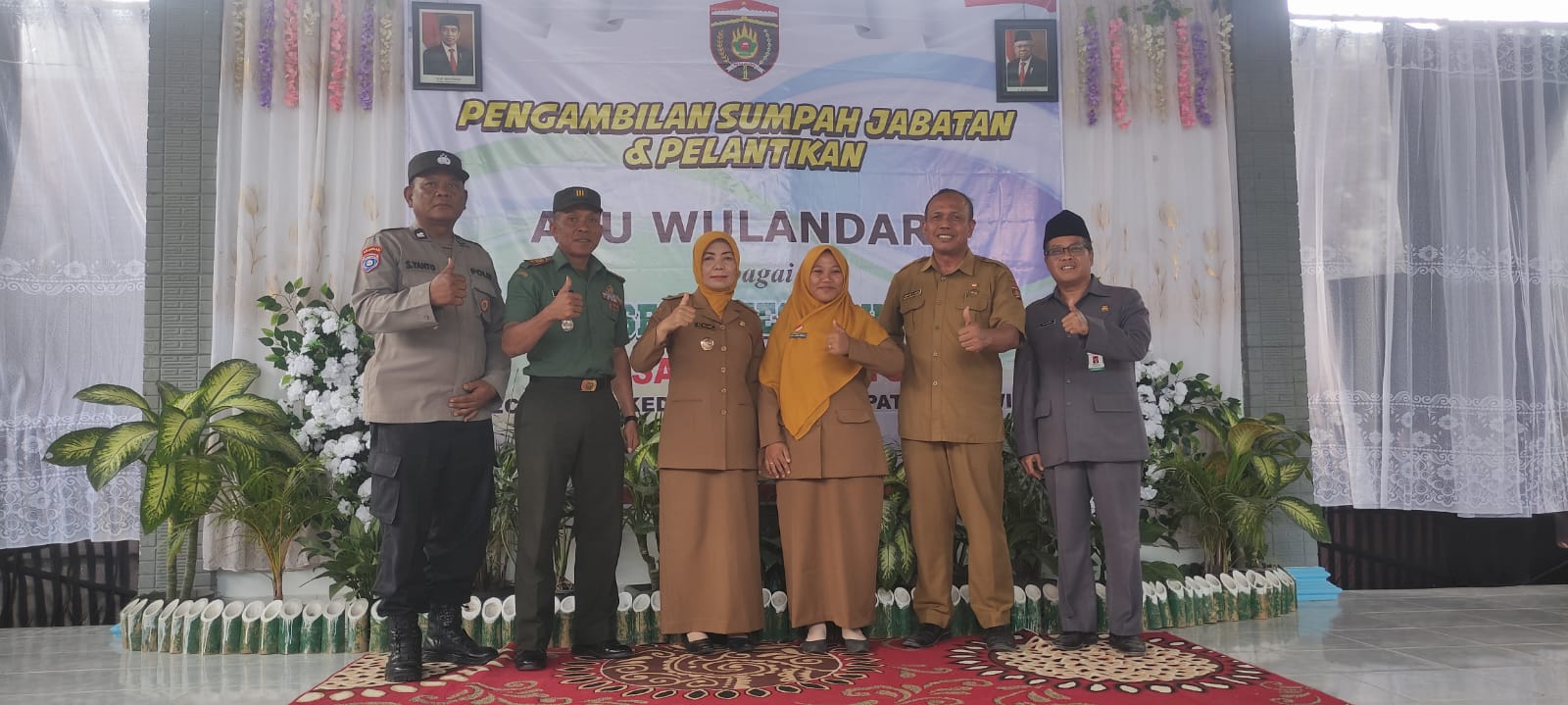 SOLID: Kades Wonokerto bersama camat, babinsa, babinkamtibmas, kepala KUA dan kasi kesejahteraan yang baru dilantik. (SATRIO JATI WASKITO/RADAR MADIUN)