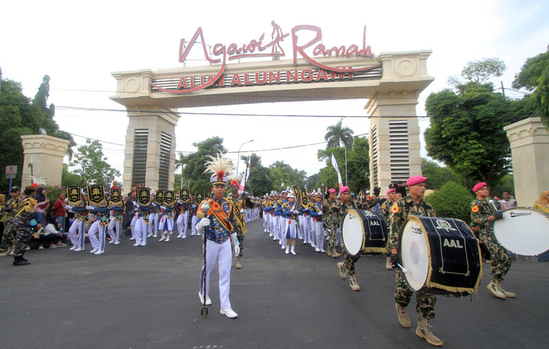 MOMEN HARI JADI: Aksi drumband dari Taruna-Taruni AAL dalam kirab pusaka Hari Jadi Ngawi ke-666, Selasa (2/7).