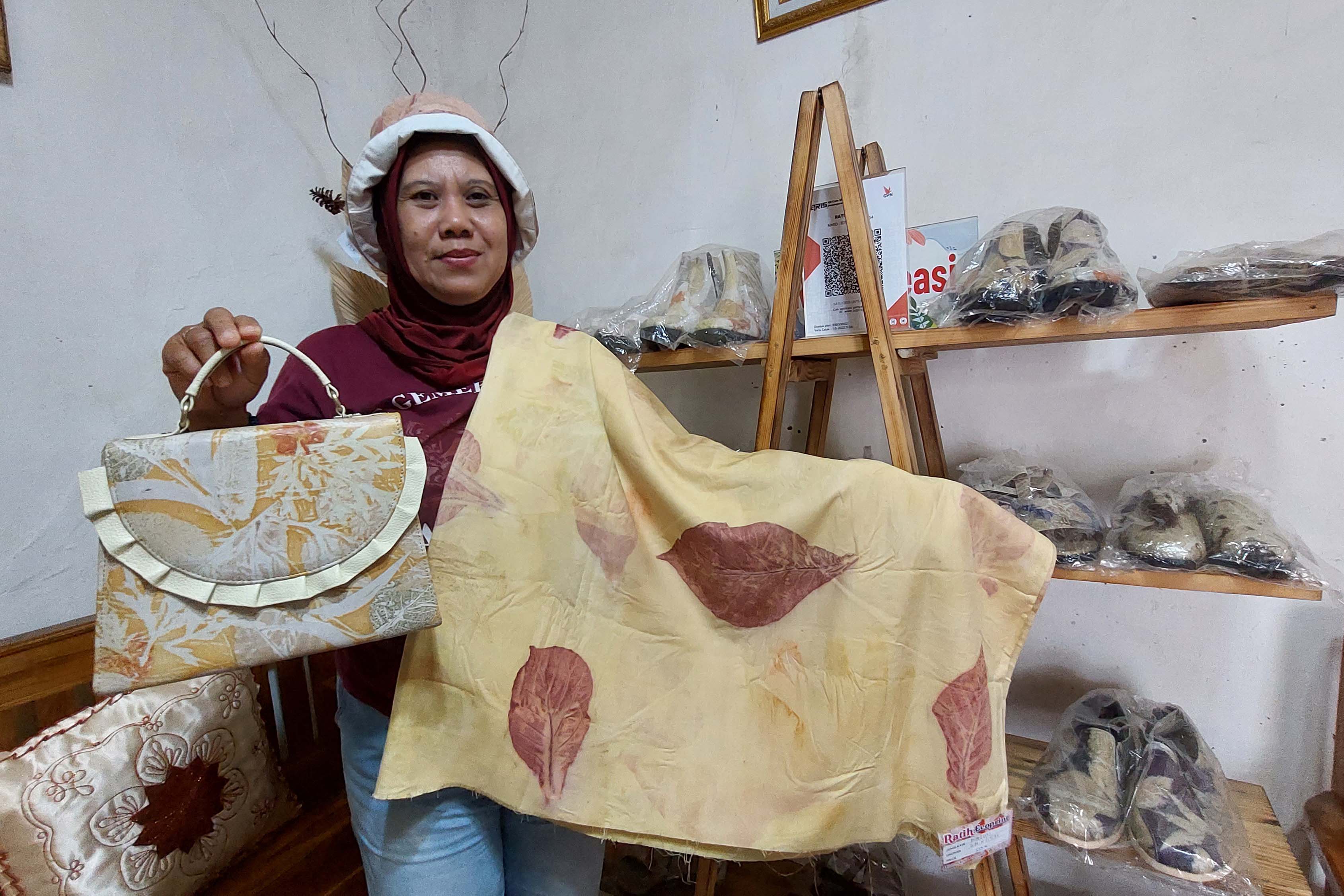 KREATIF: Ratih Yuni Kartika saat menunjukkan produk handcraft ecoprint karyanya. (RATIH YUNI KARTIKA UNTUK RADAR MADIUN)