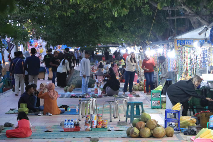 Ilustrasi foto : Omzet pedagang makanan dan minuman yang berada di kawasan Alun-alun Ponorogo meningkat selama pelaksanaan Grebeg Suro 2024.