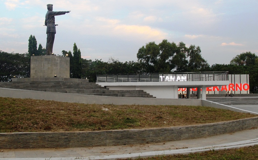 KALAH: Rumput hias ing Taman Pemuda Soekarno, Ngawi, rusak jalaran suket liar. (ASEP SYAEFUL BACHRI/RADAR MADIUN)