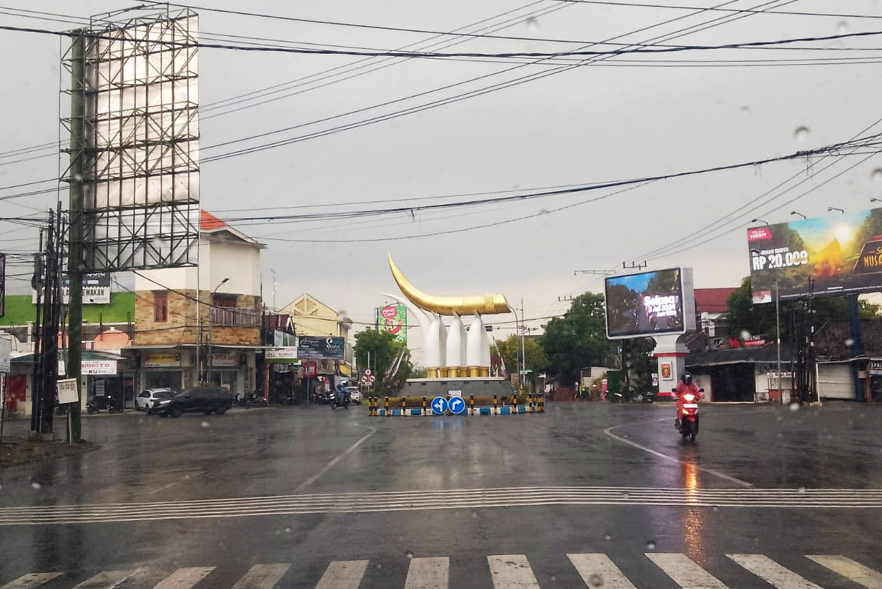 BASAH: Hujan deras mengguyur wilayah Ngawi kota kemarin sore. BPBD mewanti-wanti potensi cuaca ekstrem beberapa hari ke depan.