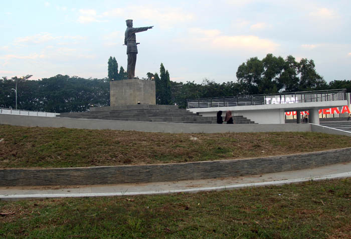 JADI PERGUNJINGAN: Kondisi area taman rumput hias di Taman Pemuda Soekarno yang rusak akibat rumput liar.