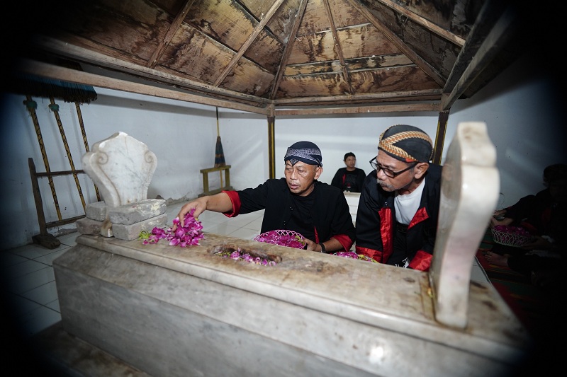 PENDAHULU: Bupati Ponorogo Sugiri Sancoko saat ziarah makam Bathara Katong di Desa Setono, Jenangan, Kamis (4/7).