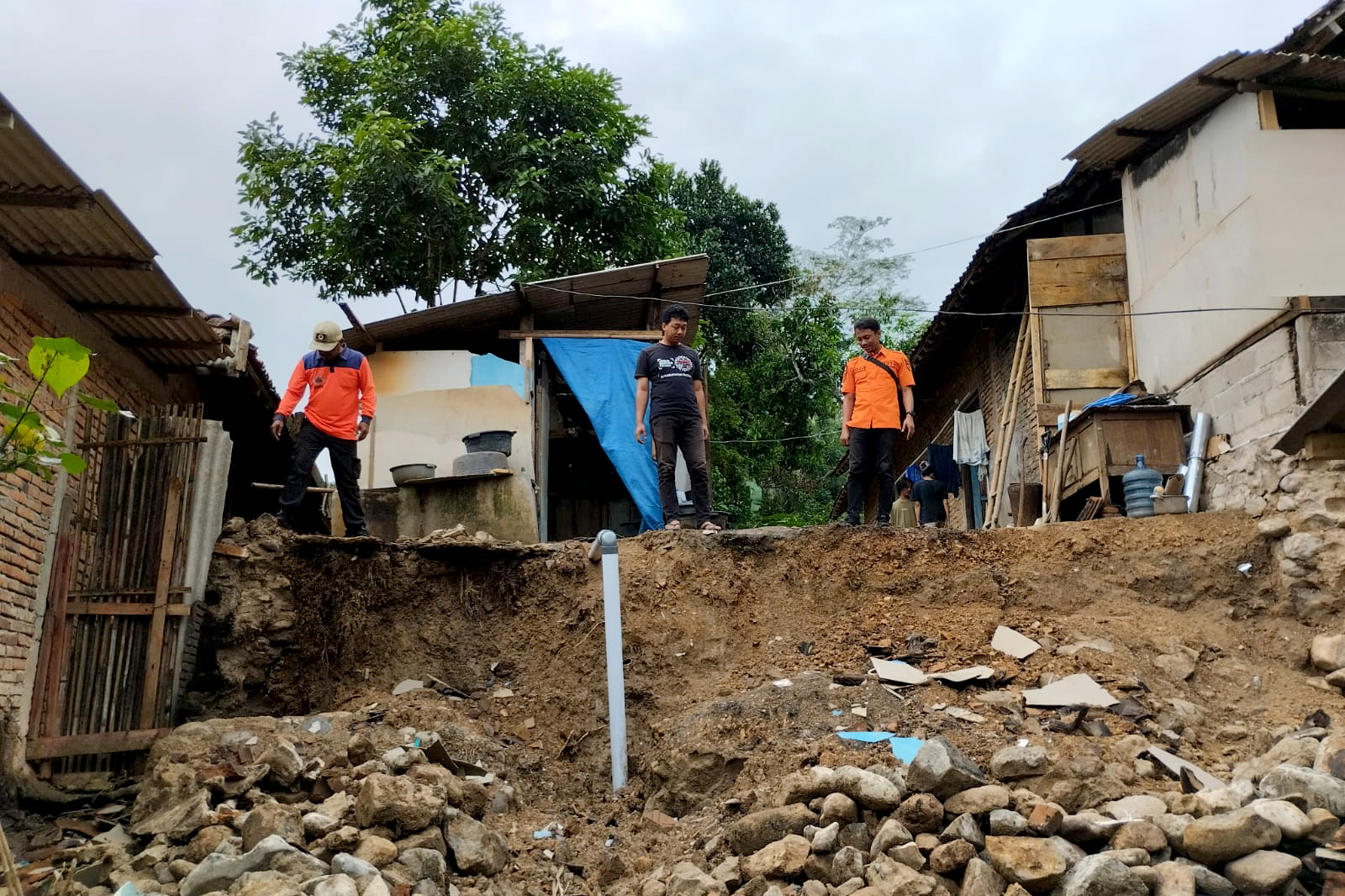 HILANG: Petugas BPBD Pacitan meninjau bagin dapur rumah warga Desa Gayuhan, Arjosari, yang tak bersisa.&nbsp;(BPBD PACITAN)