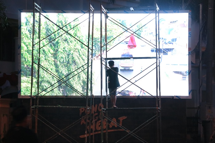 NONTON BARENG : Videotron di depan Kantor Bupati Ponorogo siap dioperasikan untuk nobar penutupan Grebeg Suro 2024.