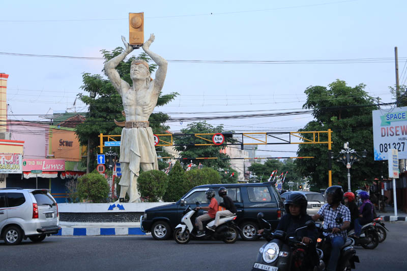 DITUTUP: Jalan HOS Cokroaminoto, salah satu ruas jalan yang ditutup sementara selama kirab pusaka Grebeg Suro berlangsung Sabtu (6/7).
