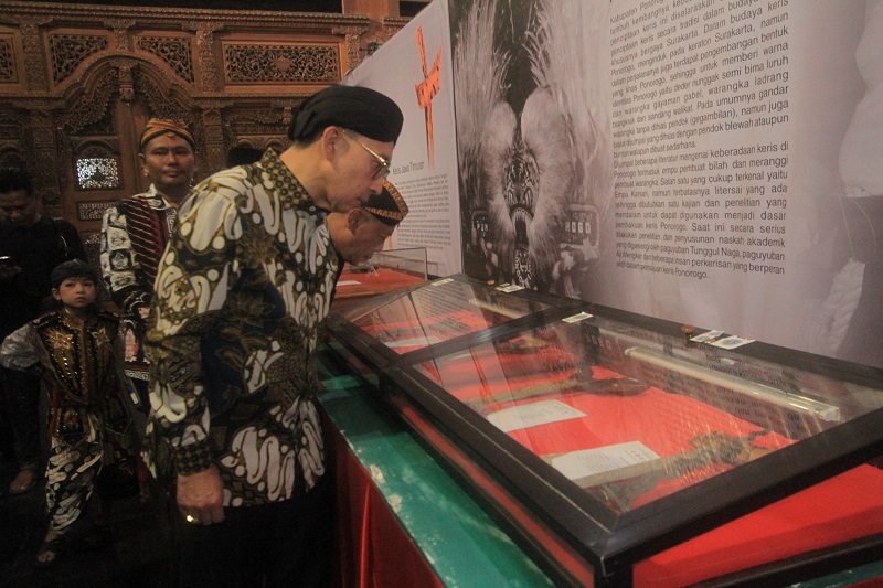 ADI LUHUNG: Puluhan keris dipamerkan di pendapa dalam rangkaian perayaan Grebeg Suro 3-6 Juli.
