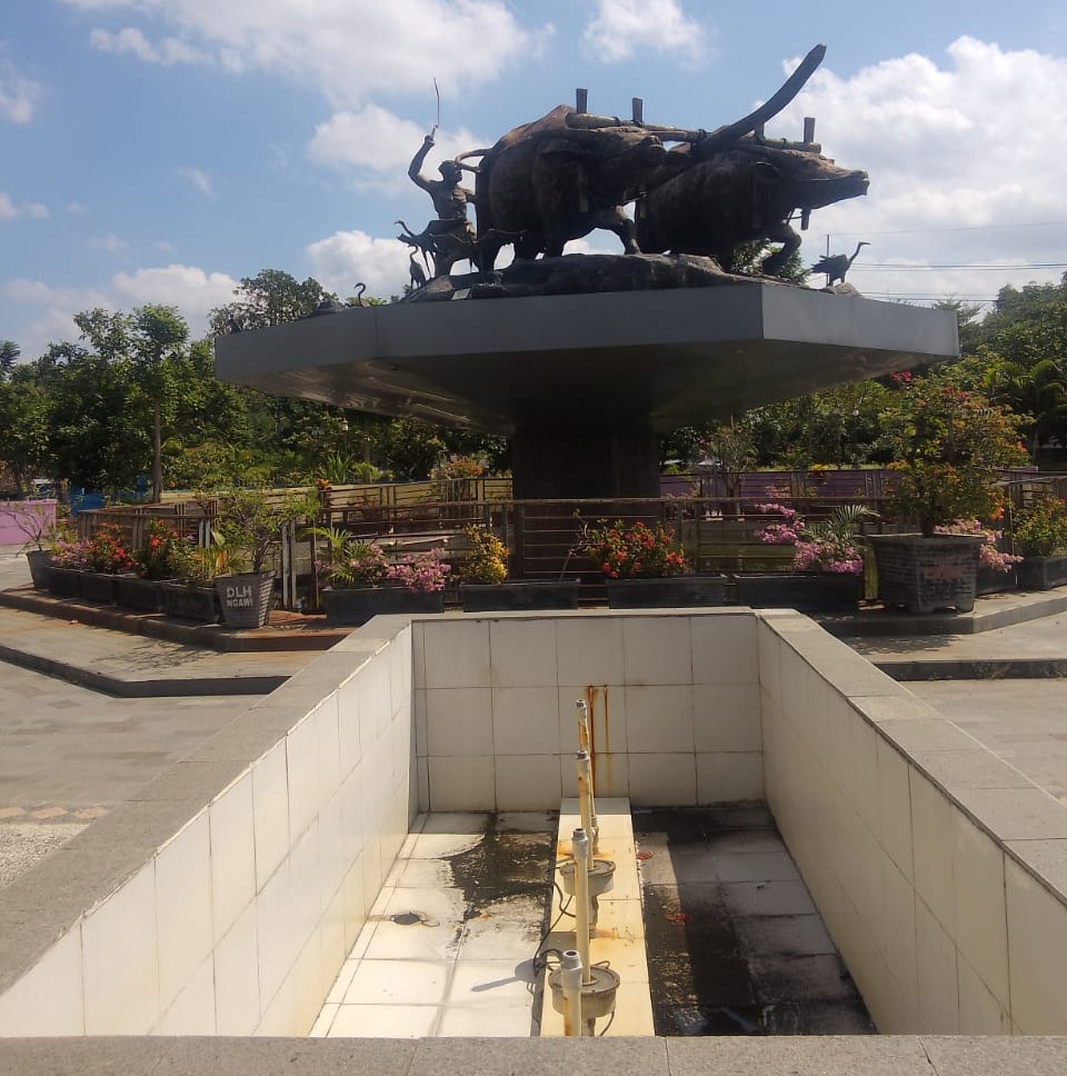 MEMPRIHATINKAN: Air mancur Taman Dungus, Ngawi, tidak menyala. Dinas lingkungan hidup mengklaim fasilitas itu sengaja dimatikan. (LATIFUL HABIBI/JAWA POS RADAR NGAWI)