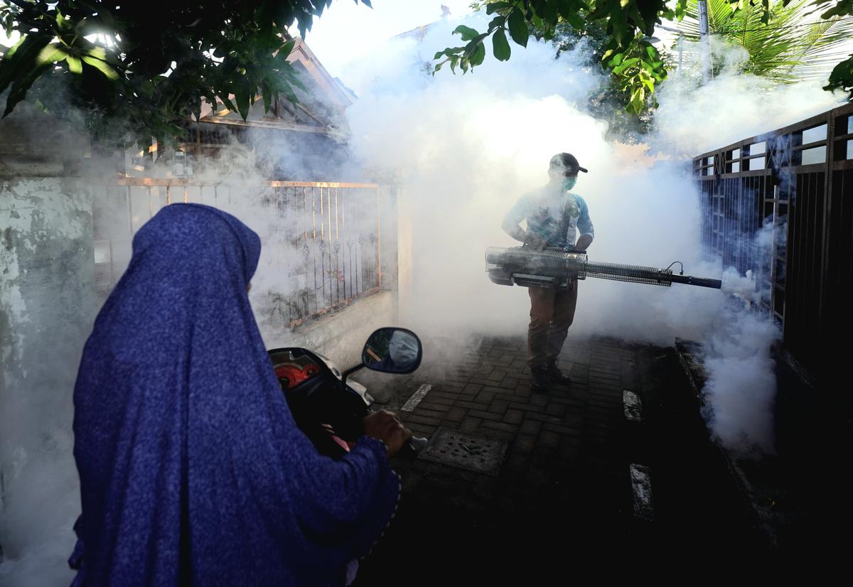 DIASAPI: Dinkes PPKB Kota Madiun melakukan fogging di wilayah Kelurahan Pangongangan, Manguharjo, Jumat (5/7) lalu. (DISKOMINFO KOTA MADIUN)