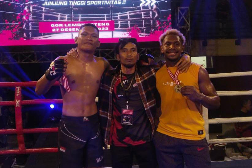 GENGSI: Dua atlet bela diri asal Kabupaten Madiun Simson Wandik dan Fakur Rozi bertanding di ajang F3 Origin Fight Championship.&nbsp;(MUCHTAR RUZI FOR RADAR MADIUN)