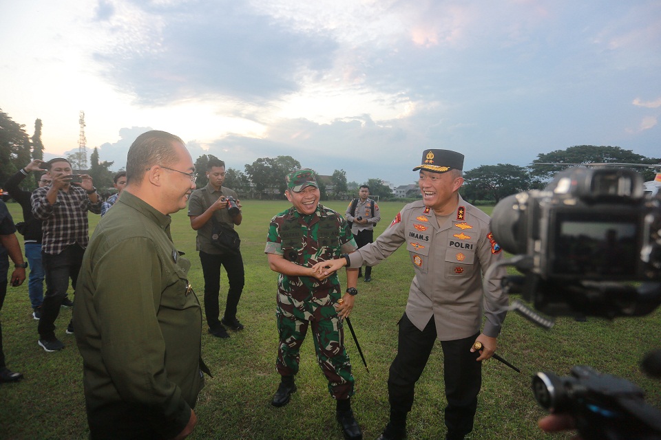 SURA AMAN: Kapolda Jatim Irjen Pol Imam Sugianto lan Pangdam V Brawijaya Mayjen TNI Rafael Granada Baay neng Kota Madiun wingi (7/7). (BAGAS BIMANTARA/RADAR MADIUN)
