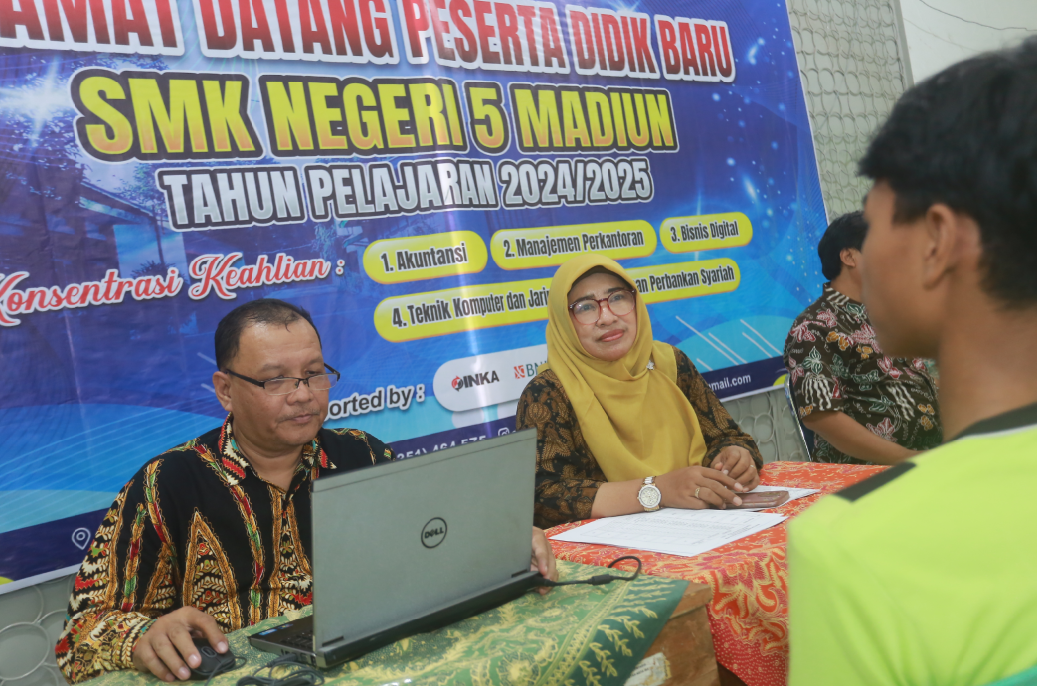 PPDB: Proses daftar ulang calon siswa baru yang diterima di SMKN 5 Kota Madiun beberapa waktu lalu.&nbsp;(BAGAS BIMANTARA/RADAR MADIUN)