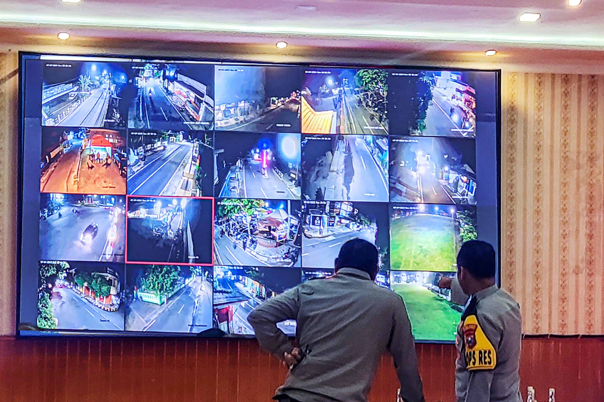MONITOR: Kondusivitas wilayah Kota Madiun dipantau lewat CCTV di Mapolres Madiun Kota, Minggu malam (7/7).&nbsp;(POLRES MADIUN KOTA)