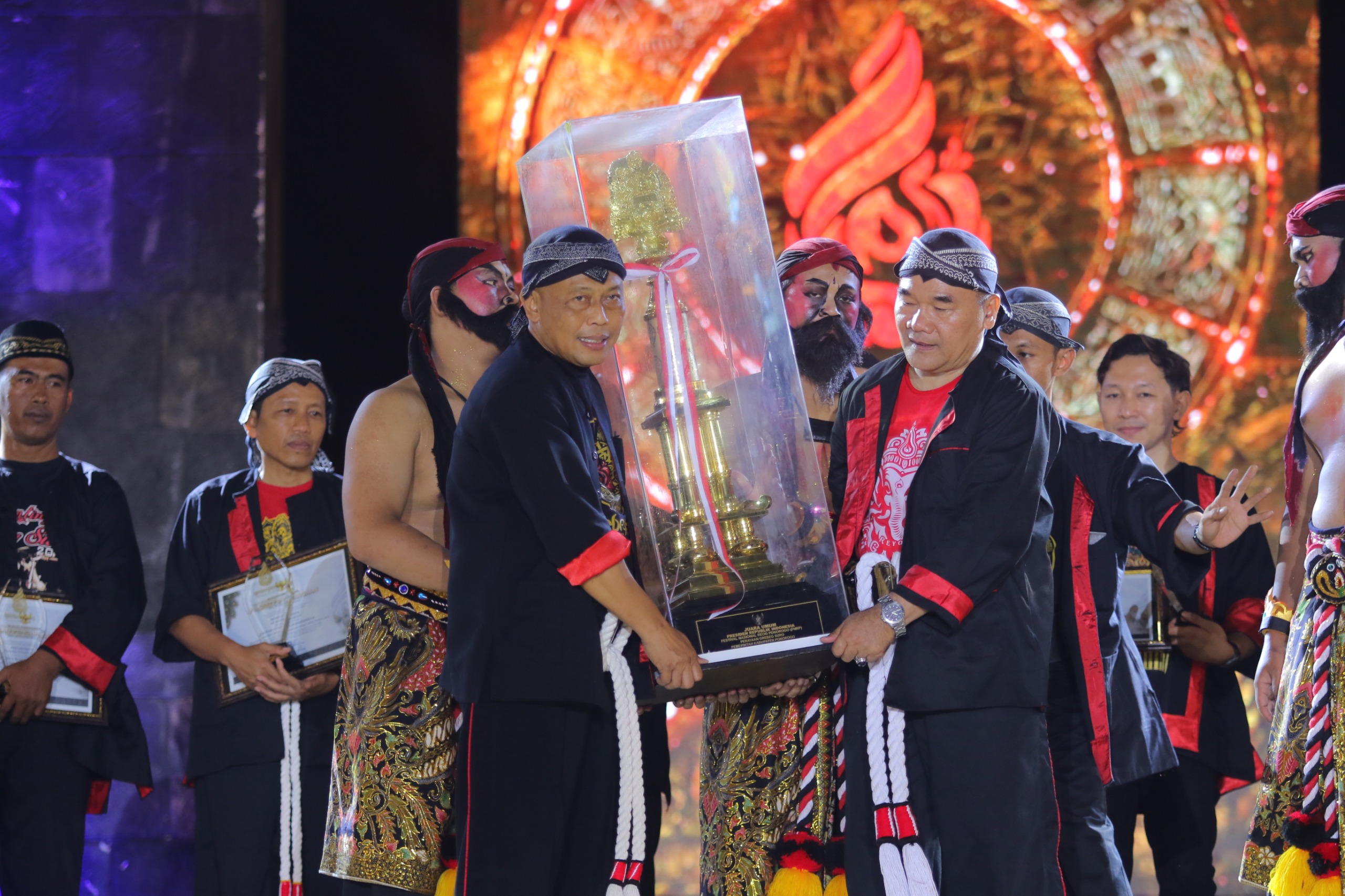 GELARAN BUDAYA: Bupati Ponorogo Sugiri Sancoko menyerahkan piala bergilir Festival Nasional Reog Ponorogo 2024 serta FRR, sekaligus menutup perayaan Grebeg Suro 2024 Sabtu malam (6/7) lalu.