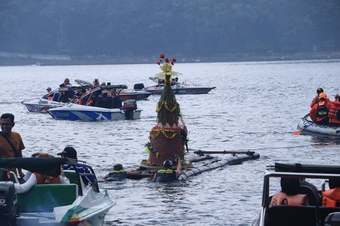 BUDAYA: Tumpeng Agung didorong ke tengah saat ritual larung sesaji di Telaga Ngebel, Minggu (7/7).