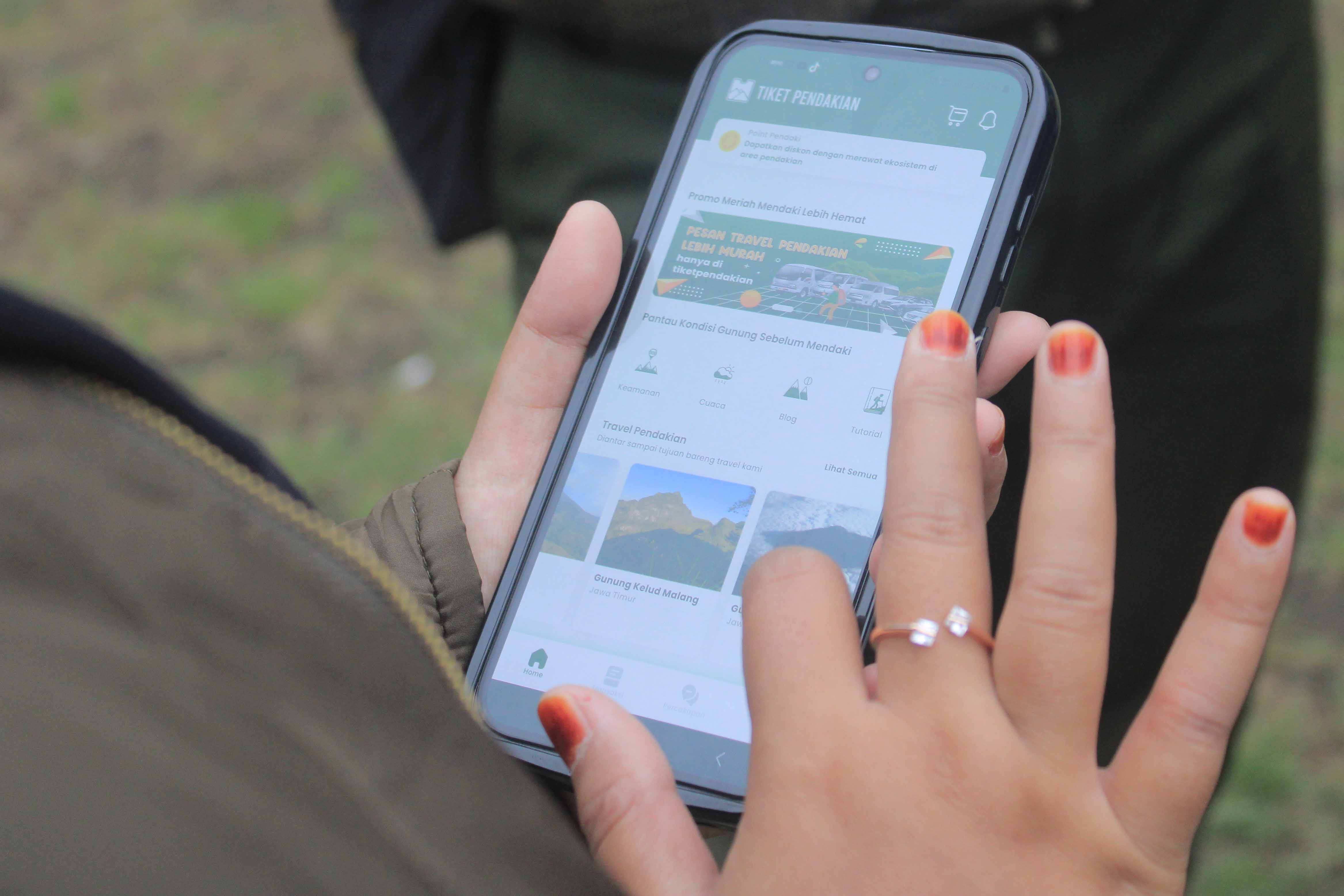 DIGITALISASI: Pendaki mengakses portal pembelian tiket pendakian Gunung Lawu via Cemorosewu.