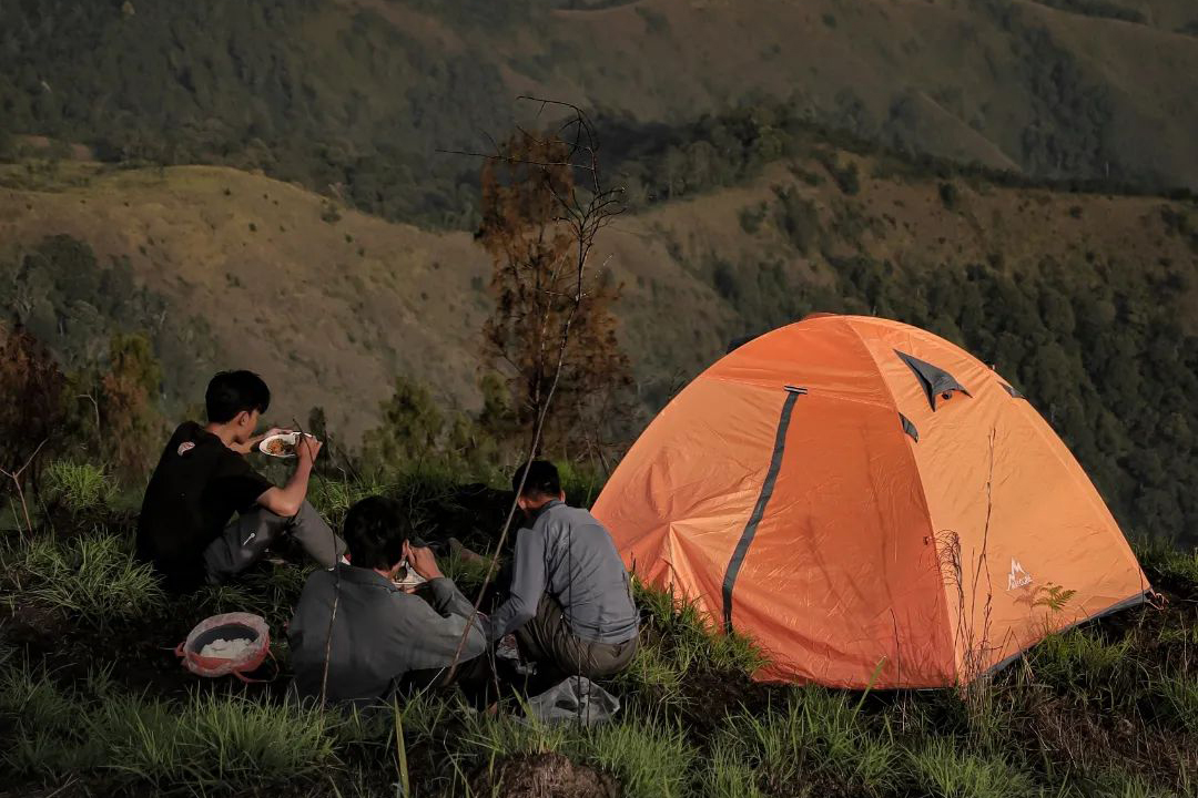 MENARIK: Pendakian Gunung Wilis via Desa Kare sudah banyak dikunjungi pendaki luar daerah bahkan mancanegara.&nbsp;(KARE ECO ADVENTURE)