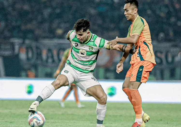 Persebaya saat melakoni laga uji coba kontra Persibo akhir Juni lalu.