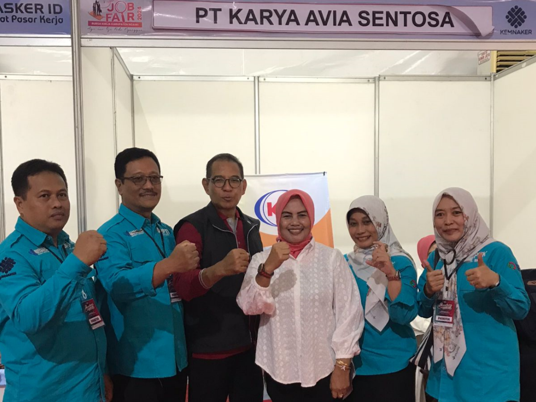 DIAPRESIASI: Direktur PT Karya Avia Sentosa Apipah S.H, M.H., (tiga dari kanan) bersama Sekda Ngawi Moch Sodiq Triwidianto, dan Kepala DPPTK Ngawi Kusumawati Nilam, di Job Fair 2024. (ISTIMEWA)