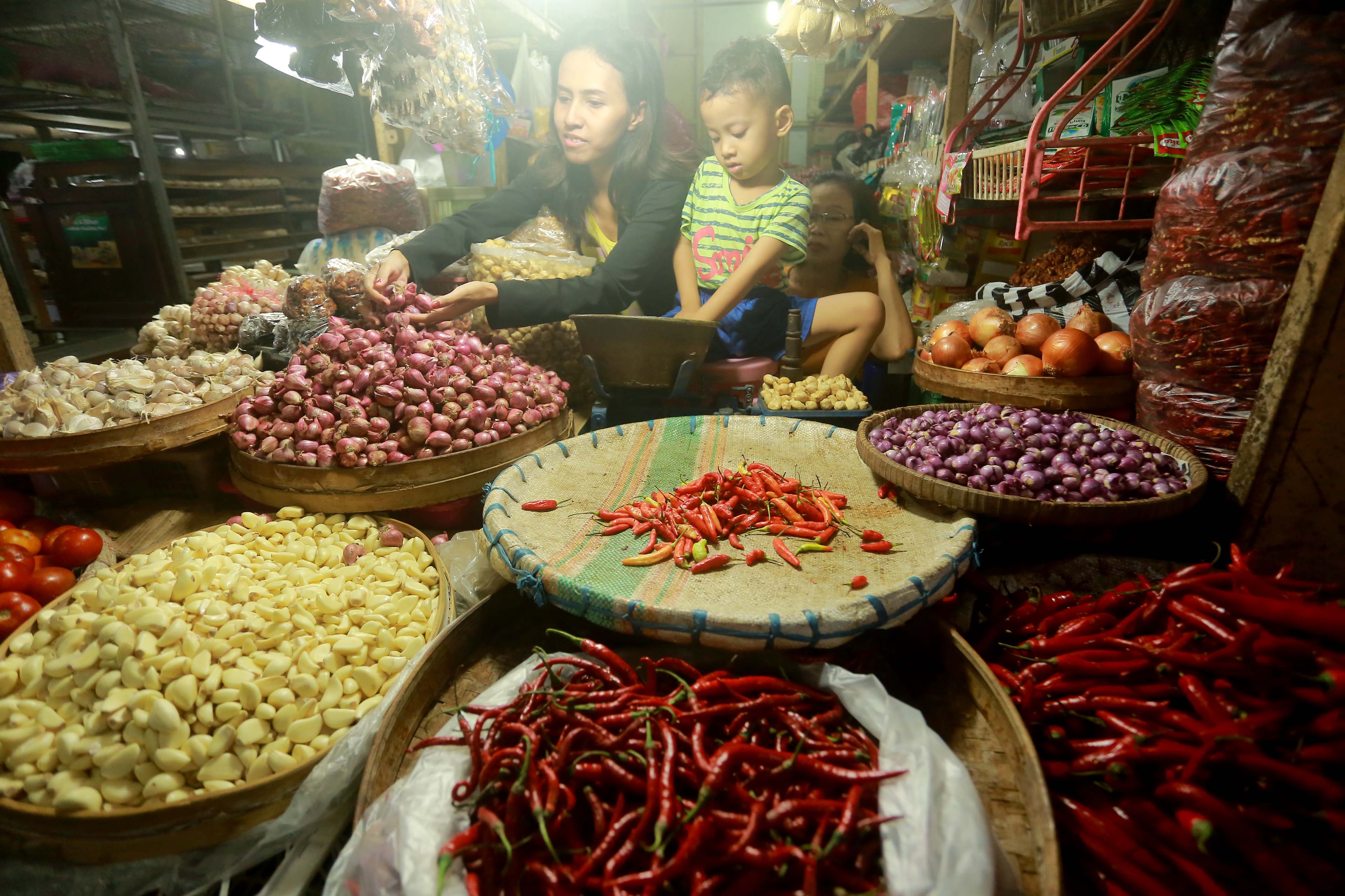 BUMBU DAPUR: Aktivitas perdagangan di PBM. Berbagai jenis cabai mengalami kenaikan harga. (BAGAS BIMANTARA/JAWA POS RADAR MADIUN)