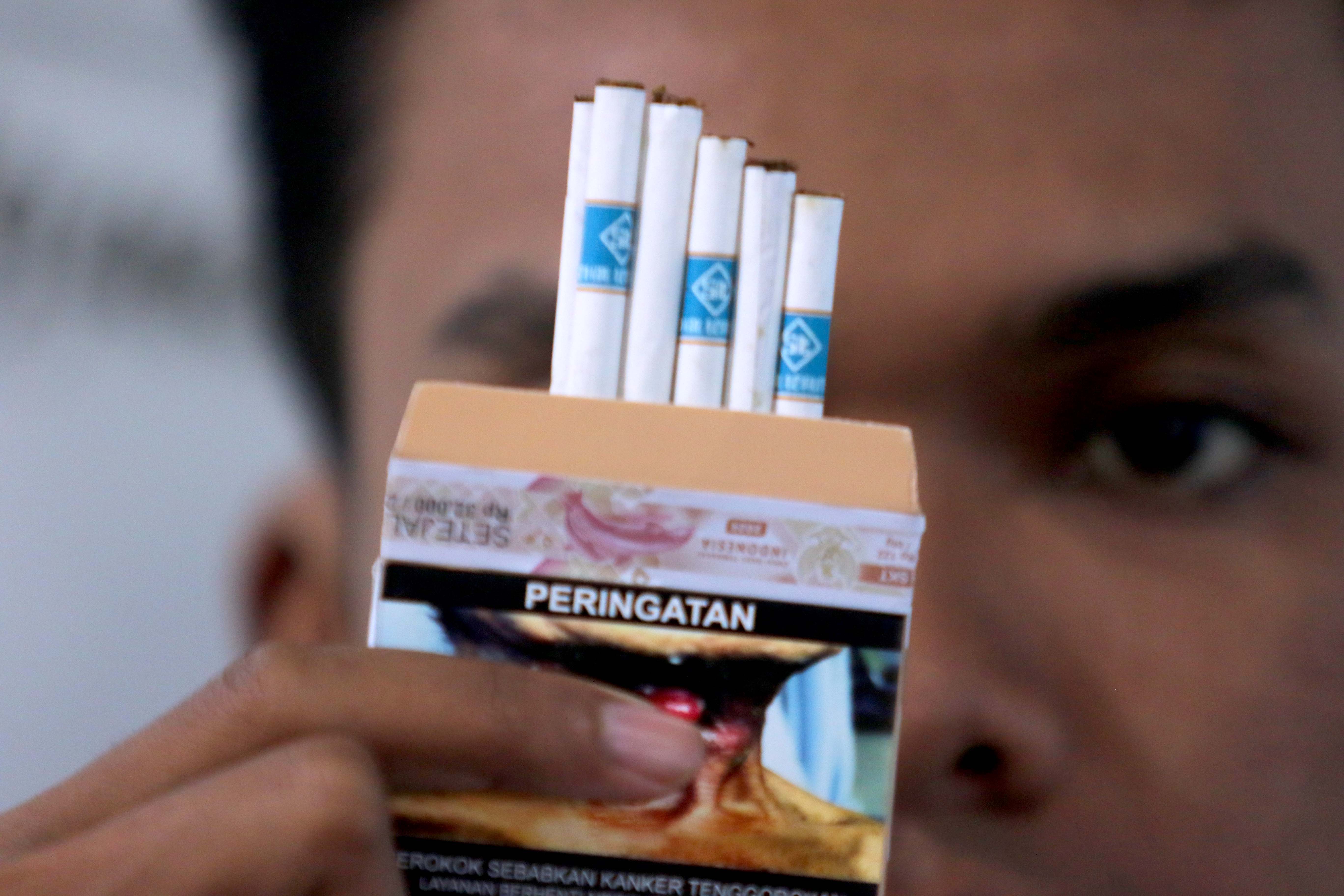 PITA CUKAI: Pemerintah berupaya menekan peredaran rokok ilegal yang tidak mencantumkan pita cukai resmi pada produknya untuk mencegah kerugian negara. (R. BAGUS RAHADI/RADAR MADIUN)