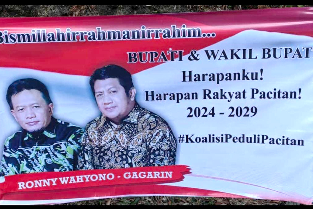 CEDERAI GOLKAR: Baliho bergambang Ronny Wahyono-Gagarin yang sempat terpasang di sejumlah lokasi di Kabupaten Pacitan. (GOLKAR UNTUK RADAR PACITAN)