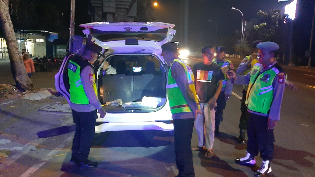 DIKENCENGI: Petugas Polres Ngawi ngecek kendaraan ing  perbatasan Ngawi-Sragen. (POLRES NGAWI)
