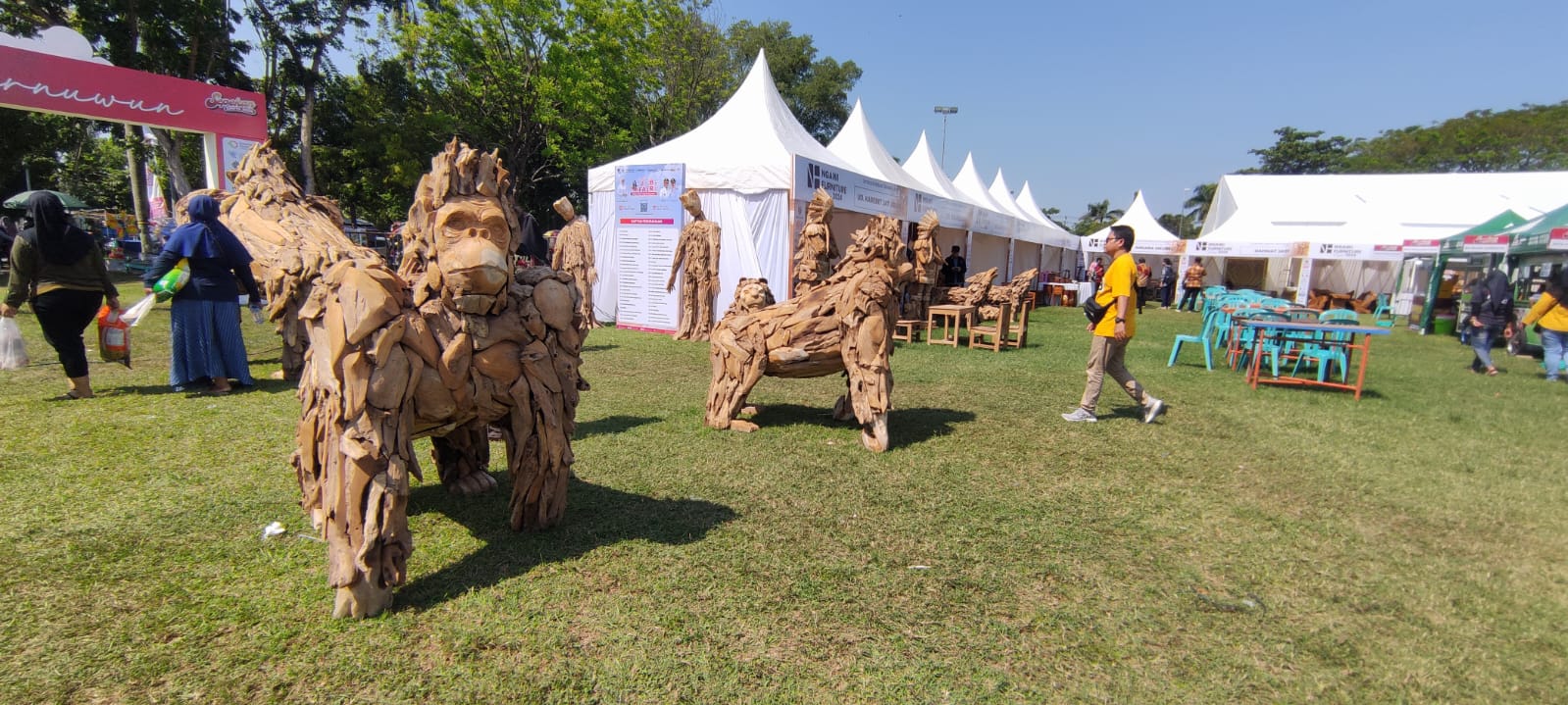 PESANAN DARI INGGRIS: Patung gorila dipamerkan di Ngawi Furniture Fair 2024.