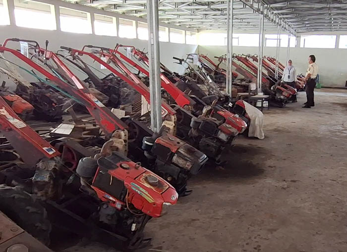 BERJAJAR RAPI: Sejumlah traktor di gudang Pegadaian Ngawi yang digadaikan pemiliknya saat momen masuk sekolah atau tahun ajaran baru.