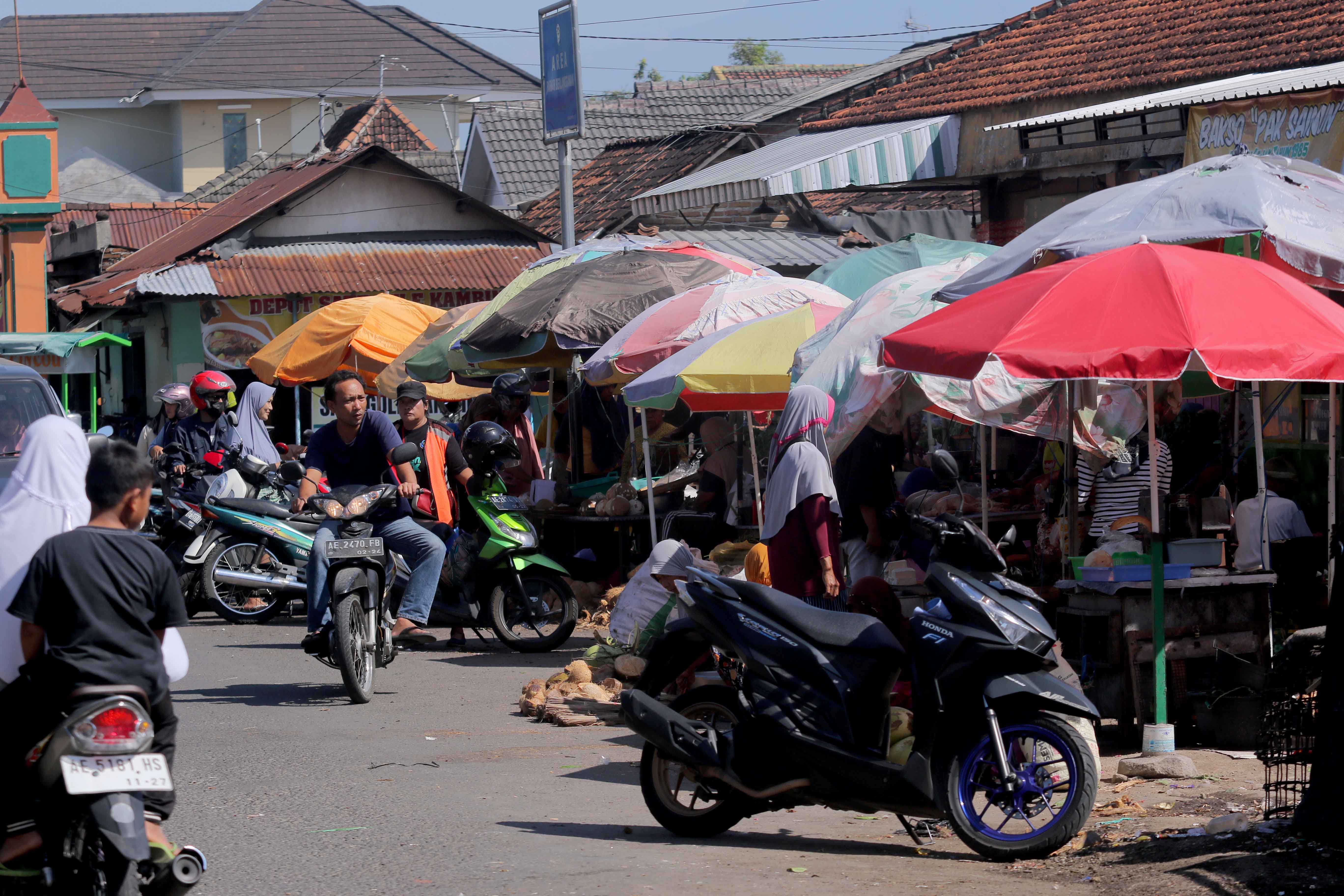 Dia juga menambahkan para pedagang ojokan yang bersedia masuk ke dalam pasar akan mulai menempati kios dan los mereka mulai Senin (15/7) mendatang.