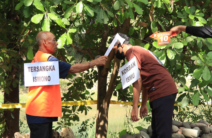 REKONSTRUKSI: Ismono, tersangka memperagakan 16 adegan dalam reka adegan kasus pembunuhan terhadap kakak kandungnya, Rabu (10/7).